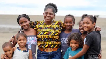 foto de la vicepresidente Francia Márquez rodeada de niños 