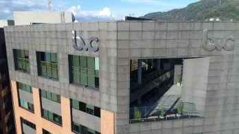 El mayor aumento del salario mínimo en décadas no destruyó empleo en Colombia, según JP Morgan