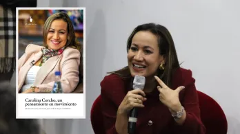 Carolina Corcho y el libro un pensamiento en movimiento. / Fotos: Nairo Jacanamijoy y X Carolina Corcho.