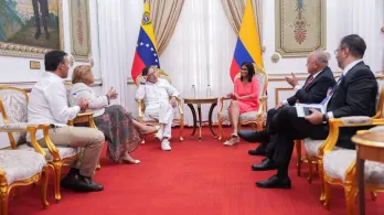 Colombia y Venezuela firman acuerdo para integración energética