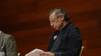 Petro llama a debatir decisiones del Banco de la República.