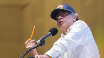 Petro ordena depurar lista de generales vinculados a mafias del oro.