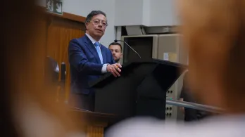 Presidente Petro afirma que las clínicas privadas aumentaron sus ganancias a través de recursos públicos 