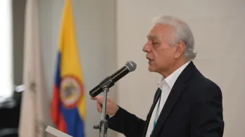 Renuncia el Superintendente Nacional de Salud Bernardo Camacho.