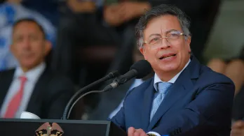 Petro advierte que militares que hagan política deben salir de la fuerza pública