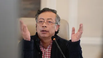 Sus bancadas pusieron en peligro la economía nacional: Petro a Uribe