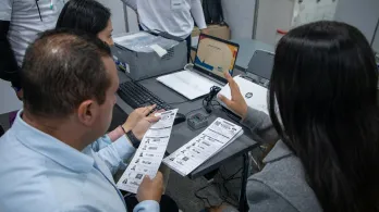 Avanza el escrutinio en Bogotá: irregularidades y un carrusel del tarjetón 