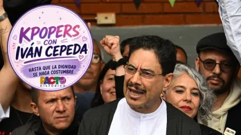 Iván Cepeda con los kpopers. / Foto: AFP.