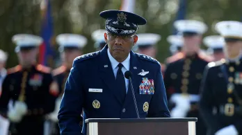 Charles Q. Brown Jr. alerta por politización militar en EE. UU.