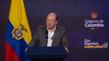 imagen en un atril, del Ministro de Hacienda y Crédito Público, Germán Ávila