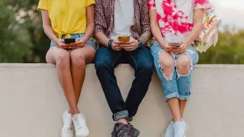 Cuando la pantalla deja de ser un juego cómo proteger a los niños y jovenes de los contenidos digitales
