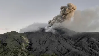 El volcán Puracé no da tregua: 472 sismos y caída de ceniza mantienen la alerta Naranja