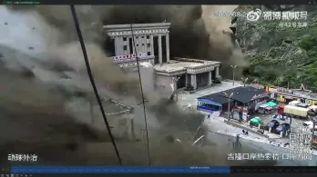 Tragedia en Nepal más de 90 muertos y cientos de desaparecidos tras devastadora inundación en la frontera con China