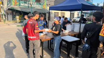 Entrega de comida a vecinos en Barrio Providencia, Pereira.