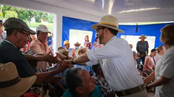 El presidente Abelardo de la Espriella destina su primer salario a dos hogares que cuidan a personas mayores