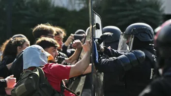 Protestas en Francia: autoridades niegan que la policía tenga órdenes de enfrentarse a estudiantes.