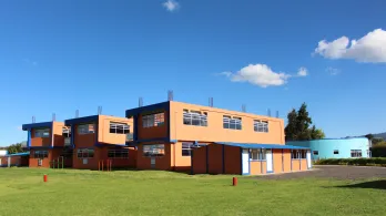 Gimnasio Campestre Los Laureles Bilingüe en Cajicá, Cundinamarca, cuyo cierre fue ratificado por la Secretaría de Educación.