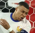 Kylian Mbappé con la nariz rota
