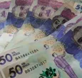 Foto representando inversión con billetes de 50.000 pesos colombianos.