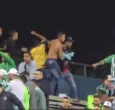 Violencia en el Atanasio Girardot: partido Nacional - Junior fue suspendido por enfrentamientos entre hinchas con cuchillos