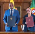 Canciller de Colombia, Luis Guillermo Murillo, junto a embajadora de Portugal en Colombia, Catarina De Mendoza y Arruda Oliveira Rodrigues, durante firma del acuerdo.