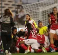 Escuadra de Santa Fe Femenino celebrando su paso a la final de la Copa Libertadores. 