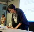 Ministra de Medio Ambiente, Susana Muhamad, firmando el convenio de transformación.