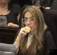 Cathy Juvinao vapeando en el Senado. / Foto: Captura de video.