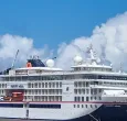 La capital del Amazonas colombiano continúa posicionándose como un atractivo internacional de naturaleza y aventura. Este martes, el crucero Hanseatic Nature, de bandera maltesa, arribó al puerto de Leticia con cerca de 380 pasajeros extranjeros, fortaleciendo la presencia de la región en el mapa del turismo amazónico.  Coordinado por la Dirección General Marítima (Dimar) a través de la Capitanía de Puerto de Leticia, el arribo del buque incluyó estrictos controles de inspección y seguridad. La embarcación,