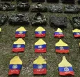 Distintivos de las FARC en el suelo.