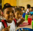 Niños recibiendo alimentación del PAE.
