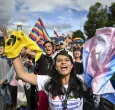 Personas trans marchando.