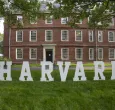 Harvard califica de "ilegal" la suspensión de visados ordenada por Trump