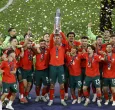 Selección de Portugal levantando la copa de la Liga de Naciones.