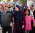 Familia palestina llorando por la pérdida de un ser querido en Gaza, cuando iba a recoger ayuda humanitaria