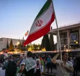 Bandera de Irán en protesta en Atenas