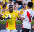 Futbolistas de Perú y Colombia.