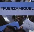 Persona con cartel en apoyo a Miguel Uribe.