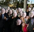 Personas con máscaras de Álvaro Uribe.