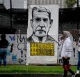 Muro con la imagen de Álvaro Uribe.