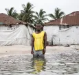 Hassan Kargbo posa para un retrato frente a dos casas durante la marea alta en la isla Nyangai, el 30 de abril de 2025.