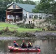 Un equipo de búsqueda y rescate busca personas a lo largo del río Guadalupe cerca de un edificio dañado en Camp Mystic en Hunt, Texas, el 7 de julio de 2025.