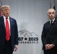  El presidente de Estados Unidos, Donald Trump, habla con la prensa mientras el primer ministro canadiense, Mark Carney, le observa mientras se reúnen durante la Cumbre del Grupo de los Siete (G7) en el Pomeroy Kananaskis Mountain Lodge en Kananaskis, Alberta, Canadá.