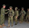 comandante de las Fuerzas Armadas de Colombia, almirante Francisco Cubides, estrecha la mano a soldados del ejército tras su liberación en San José del Guaviare.