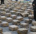 Policía custodia cargamento de marihuana decomisado.