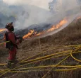 Un miembro de la Unidad Militar de Emergencias (UME) de España combate un incendio forestal en Garano, al noroeste de España.