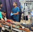Los médicos operan la pierna herida de un paciente que se encuentra en la sala de traumatología del Complejo Médico Nasser en Khan Yunis, en el sur de Gaza.