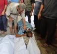 Un palestino llora sobre los cuerpos cubiertos con sábanas de sus familiares, muertos en un ataque israelí contra una panadería improvisada instalada en una tienda de campaña en la calle Al-Nassr, en la ciudad de Gaza.