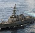 El destructor lanzamisiles USS Sampson navega cerca de la costa colombiana en el océano Pacífico.
