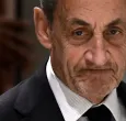 El expresidente francés Nicolas Sarkozy abandona el Tribunal de París tras conocerse el veredicto de su juicio por financiación ilegal de su campaña presidencial de 2007 con fondos procedentes de Libia.